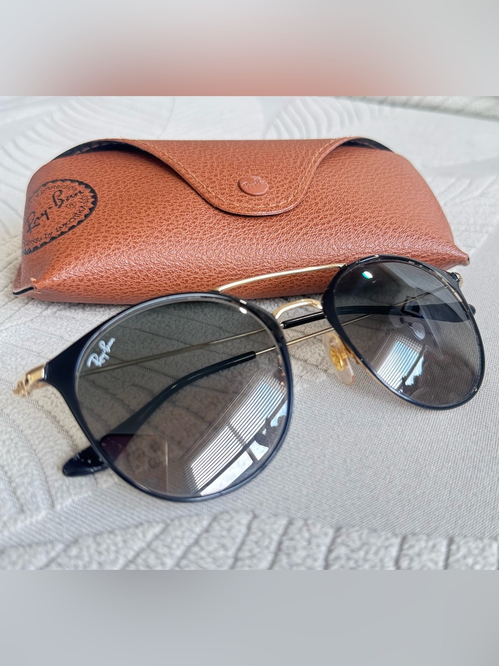 Ray-Ban Round Metal Sunglasses in Black and Gold